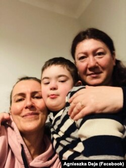 Аґнєшка Дея та Ярослав і Тетяна, які чекали на автобус до Італії. Варшава, 11 березня 2022 року