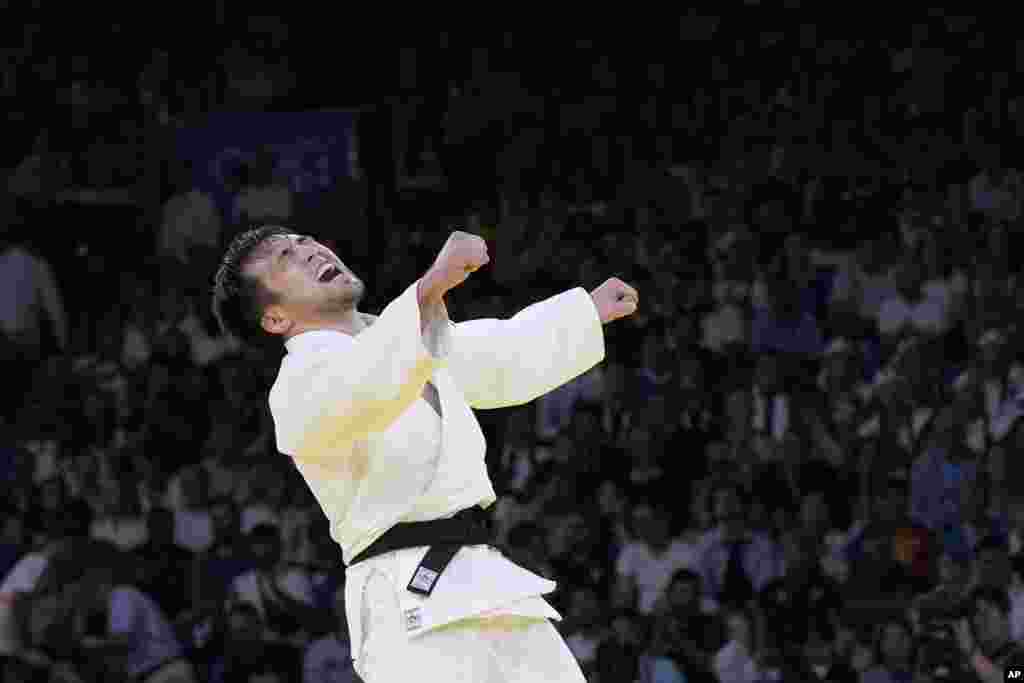 Дзюдоист Елдос Сметов радуется победе на Олимпийских играх в Париже. Выступающий в весовой категории 60 килограммов 31-летний казахстанец победил в финале французского атлета Луку Мхеидзе и принес первое золото в копилку национальной сборной. На летней Олимпиаде во Франции казахстанцы завоевали семь медалей. Серебряные медали выиграли борец Демеу Жадраев, дзюдоист Гусман Кыргызбаев, боксер Нурбек Оралбай и гимнаст Нариман Курбанов. Бронзу принесли боксерша Назым Кызайбай, стрелки Александра Ле и Ислам Сатпаев (они выступали в стрельбе из пневматической винтовки, микст). &nbsp;