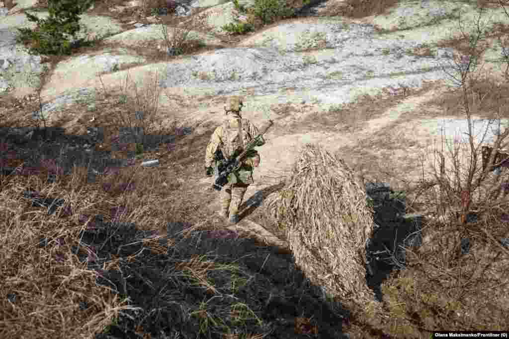 Двоє українських військових під час навчання.&nbsp; Як приклад того, який вплив може мати одна куля снайпера на сили противника, Еланський наводить випадок, що стався під час боїв поблизу Куп&#39;янська.&nbsp;&laquo;Наш снайпер застрелив російського з 800 метрів, один постріл лише. Але що відбулося? Вся лінія фронту з тієї сторони, всі орки одяглися в бронежилети і в каски. Один день! Ось це робота снайперів. Загнав їх в зону дискомфорту, вони зрозуміли, що тут не курорт, що тут вони прийшли на чужу землю, і тут їм не раді&raquo;, &ndash; розповідає Віктор