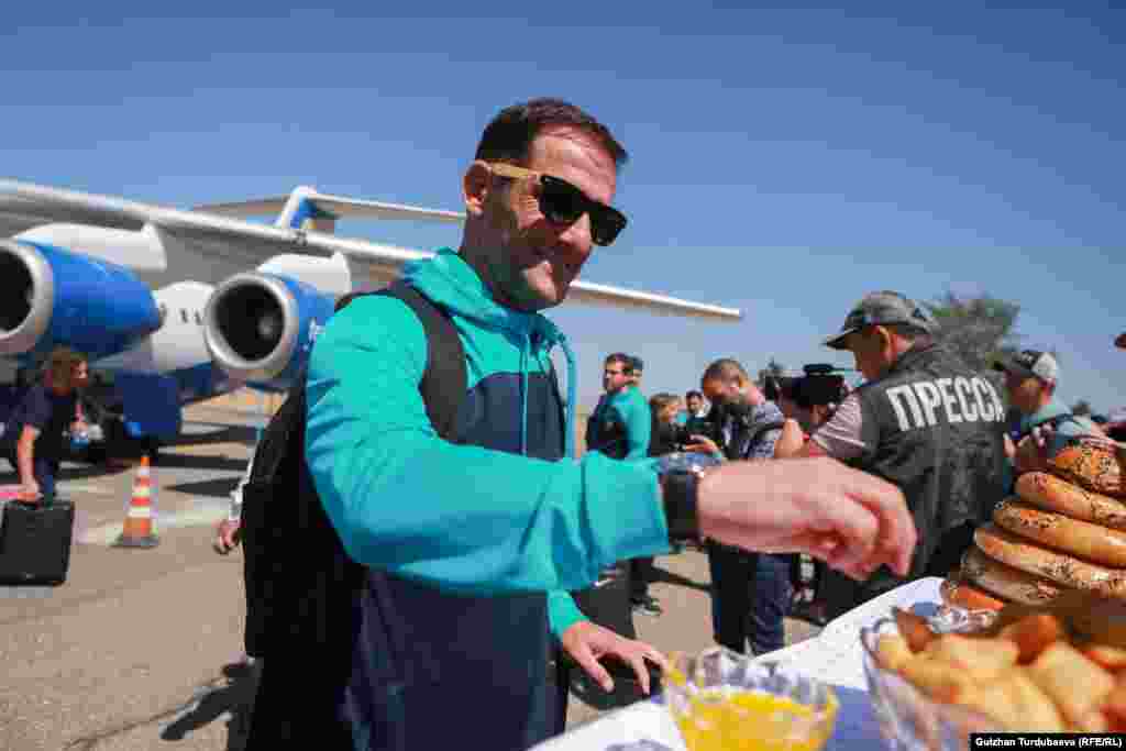 Бишкекте өткөн оюнга чейин футболчулар Жалал-Абад шаарындагы &quot;Барселонанын&quot; академиясынын ачылышына катышты.&nbsp;