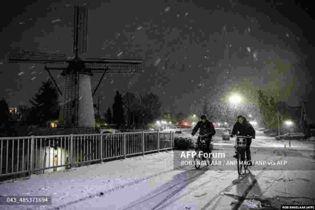 Голландиядан Бельгияга кар аралаш ызгаарда кетип бараткан&nbsp;велосипедчендер. 3-декабрь, 2023-жыл.&nbsp;