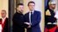 Президент Украины Владимир Зеленский (слева) и президент Франции Эммануэль Макрон