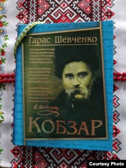 «Кобзар» Тараса Шевченка. Книжка, яку вчителька переховувала в окупованому селі. Фото Алли Проценко