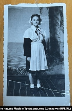 Донька головнокомандувача УПА Романа Шухевича під час навчання у школі у Слов'янську