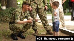 Дзеці з акупаванага Расеяй Данбасу наведваюць брыгаду спэцназу ўнутраных войскаў (в/ч 3214) у Менску, 2023 год. Фота газэты «СБ. Беларусь сегодня»