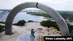 Так виглядала «Арка дружби народів» у Києві до Великої війни і до свого перейменування і ще з композицією українського та російського робітників. Червень 2020 року 