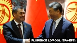 Кыргызстандын президенти Садыр Жапаров жана Кытайдын лидери Си Цзиньпин, Сиан шаары, 18-май 2023-жыл.