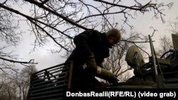 Танкісти відстрілялись і завантажують снаряди у свій Т-64 – їм незабаром у бій