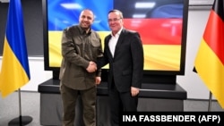 German Defense Minister Boris Pistorius (right) and Ukraine's Defense Minister Rustem Umerov in Kyiv on November 21.