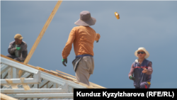 Жрегиликтүү тургундар куруучулар үчүн деген 500 орундуу жатакананы салууда. 27-июнь, 2023-жыл.