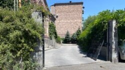 Հատուկ ջոկատայինները կոտրել են Արցախի ներկայացուցչության դարպասներն ու տարել Շահրամանյանի մեքենան