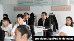 Президент Садыр Жапаров Бишкектеги мектептердин биринде сабакка катышып жатат. Иллюстрациялык сүрөт.