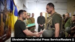 Украинанын президенти Владимир Зеленский Донецк облусундагы аскерлер менен жолугуп жаткан учур. 26-июнь, 2024-жыл. Украина. 