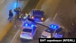 Кадър от ареста на Пламен Пенев, на който се виждат скупчените върху него полицаи със светлоотразителни жилетки.