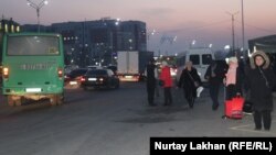 Желтоқсанның соңында апат болған аялдамада автобус тоқтатып тұрған адамдар. Алматы, 3 қаңтар 2024 жыл 
