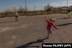 «Жінка може обирати: це ясла, це оплата няні. Але наше завдання – дати їй можливість, що навіть якщо, наприклад, ясельної групи в цьому населеному пункті немає, щоби жінка могла найняти няню», – каже Дарія Марчак