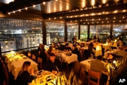 Стамбулдагы Каракой районундагы ресторан. 23-март, 2024-жыл.