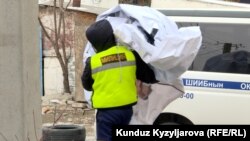 Имаратка илинген SOS же "жардамга" жазууларын милиция алып салды. 2-март, 2024-жыл.