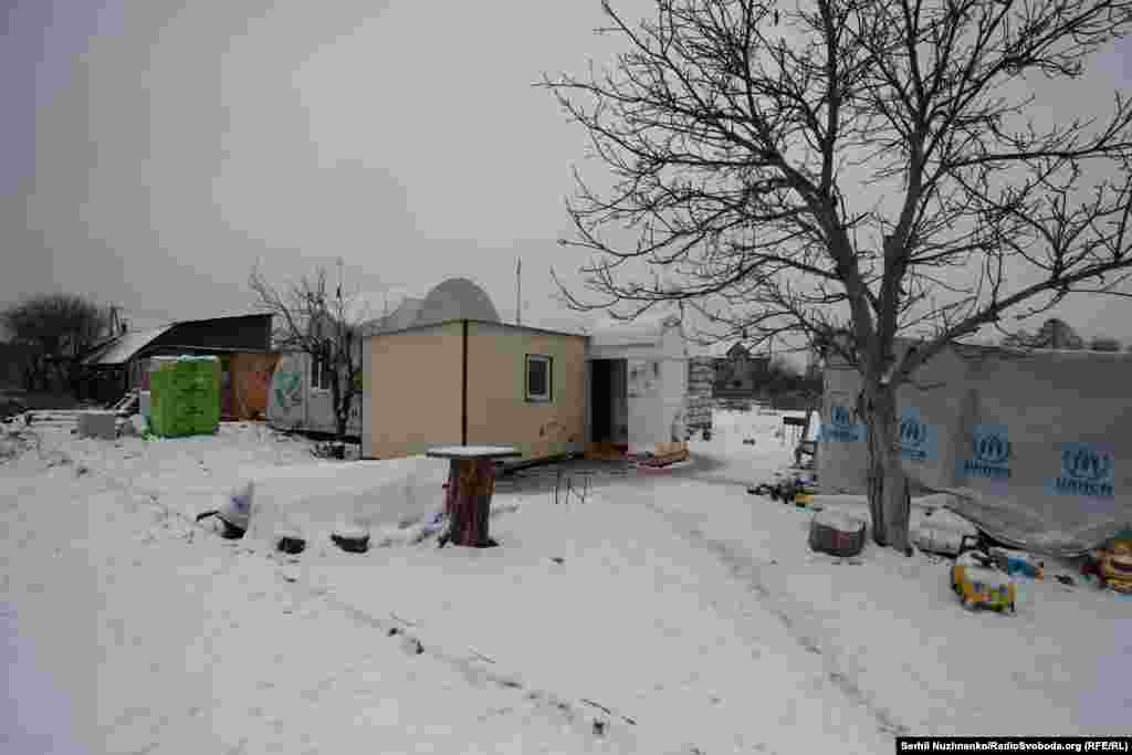 Та й те, що ніби й зробили, виявилося не таким. Ця родина каже, що живе у модульному будиночку, бо той будинок, який їм влітку 2022 року звели з пінопластових блоків, не витримав української зими і жити в ньому не можна.