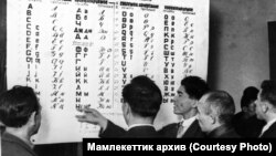 Illýustrasiýa suraty. Arhiwden alyndy. Gyrgyz intelligensiýa wekilleri elipbiý reformalaryny ara alyp maslahatlaşýarlar. 1939 ý. Frunze ş. 