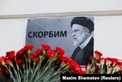 Квіти біля посольства Ірану в Москві в пам’ять про загиблого іранського президента Ебрагіма Раїсі. Москва, 20 травня 2024 року