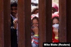 АКШ-Мексика чек арасындагы иммигранттар. Сан-Диего, Калифорния, АКШ, 11-май, 2023-жыл