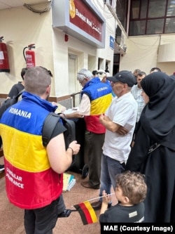 Cetățeni români și membrii lor de familie în timpul evacuării din Fâșia Gaza în Egipt, într-o fotografie furnizată de Celula de criză a Ministerului Afacerilor Externe (MAE) din vama egipteană de la Rafah.