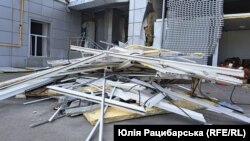 Вікна перетворилися на будівельне сміття