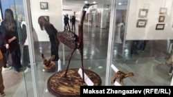 Курманбек Карыповдун жыгачтан жасаган түркүн канаттуулары.