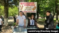 В числе нарушений, на которые указывают наблюдатели, раздача маек с логотипом партии и бесплатного мороженого детям во время празднования Дня Победы