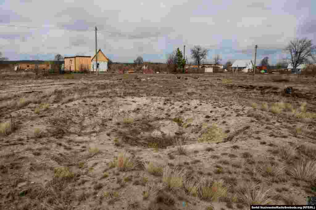 Українські військові 10-ї окремої гірсько-штурмової бригади &laquo;Едельвейс&raquo; оглядають знищений російський бронетранспортер БТР-82 у селі&nbsp;Тетерівське поблизу лінії фронту, березень 2022 року / Праворуч фото від березня 2024 року. На місці БТР залишилась лише вирва у піску, знищену техніку вивезли вже давно