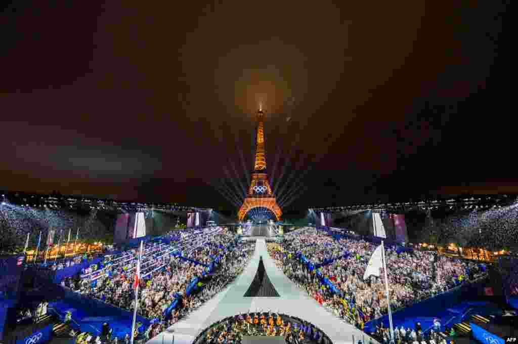 پرچم المپیک همزمان با نورپردازی جذاب برج ایفل، بر کنار این سازهٔ تاریخی و رود سن افراشته شد.&nbsp;