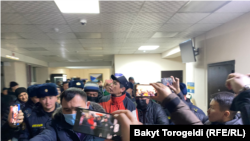 Журналист Сайпидин Султаналиевди милиция кызматкерлери сотко алып келе жаткан учур. 17-январь, 2022-жыл.