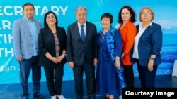 БУУнун баш катчысы Антониу Гутерриш Кыргызстандагы жарандык коом өкүлдөрү менен. Чолпон-Ата, 2-июль, 2024-жыл. (Сүрөт Т. Исмаилованын баракчасынан алынды)