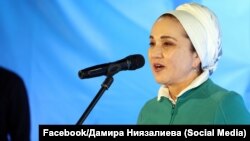 Бишкектеги бир мандаттуу №26 Ленин шайлоо округунан Жогорку Кеңештин депутаттыгына талапкер Дамира Ниязалиева.