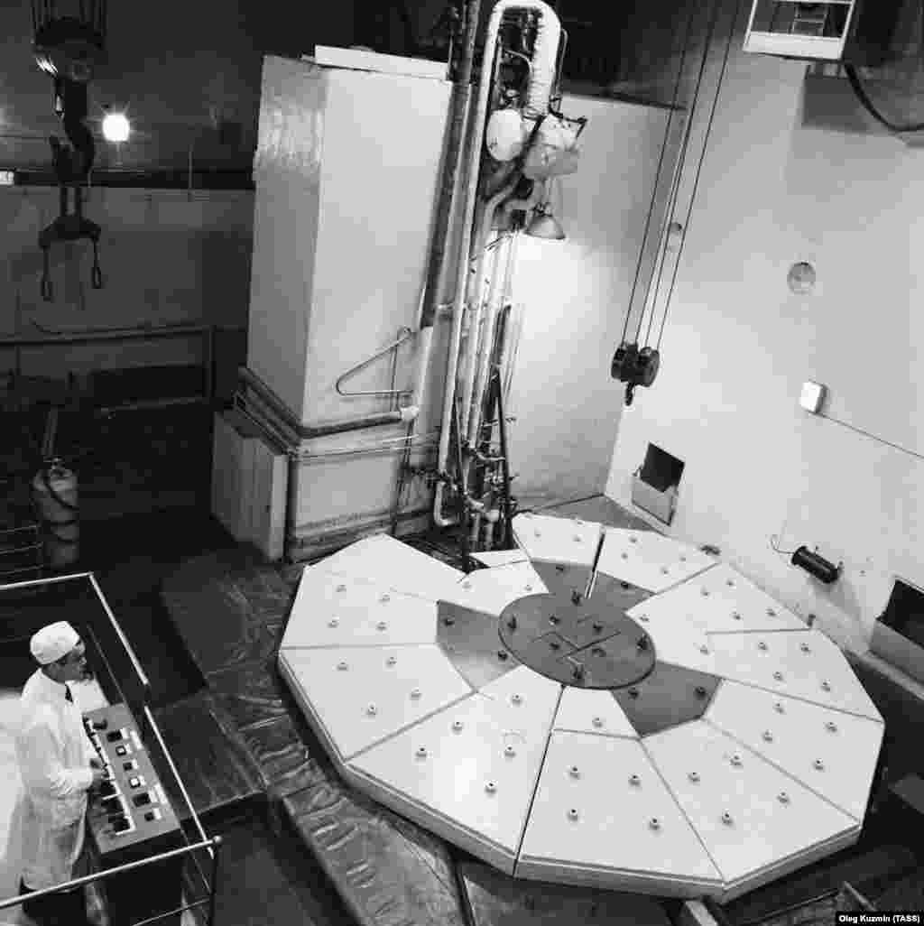 Фото реактора &laquo;Мирный атом&raquo; на Обнинской АЭС. Советский Союз стремился использовать ядерную реакцию для производства энергии отчасти из-за неумелого распределения ископаемых ресурсов. Большая часть промышленности страны работала за счет сжигания угля и нефтепродуктов