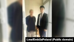 Польшада кармалган мигрант Машхурбек Козимжанов жана Өзбекстандын Варшавадагы элчилигинин кызматкери. 24-июль, 2024-жыл.