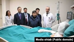 Акылбек Жапаров ЖЭБ жана тик учак кырсыгынан жабыркагандардан кабар алып жаткан учуру. Адана шаары, Түркия. 11-февраль, 2024-жыл.