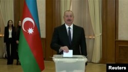 Ադրբեջանի նախագահ Իլհամ Ալիևը քվեարկում է ընտրատեղամասում, Բաքու