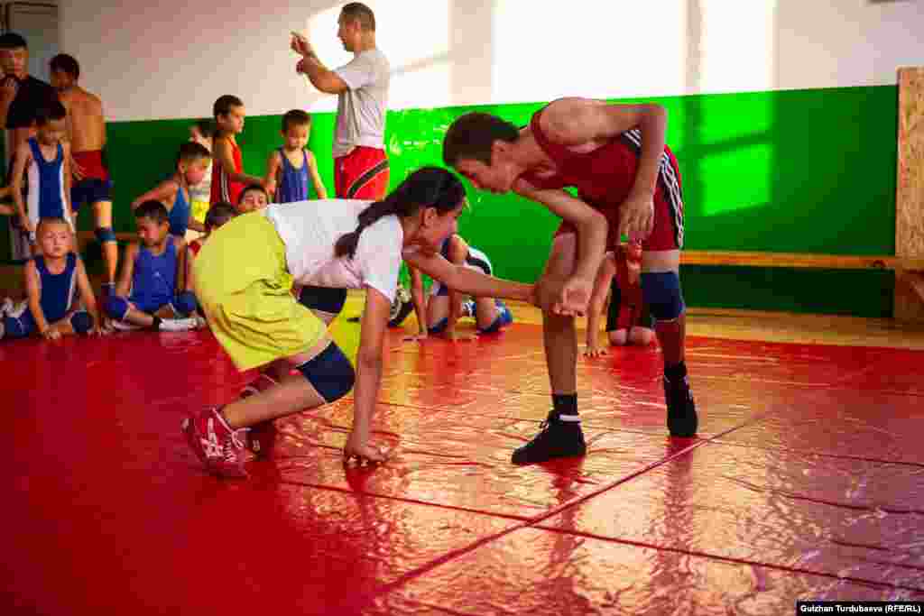 Асема бул айылдагы күрөш менен машыккан жалгыз кыз. Андыктан ал өзү курактуу балдар менен күрөшүп машыгат.