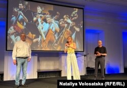 Зліва на право: директор Національної Варшавської опери Вальдемар Домбровський, диригентка Ukrainian Freedom Orchestra Кері-Лінн Вілсон, директор Метрополітен-опера Пітер Гелб