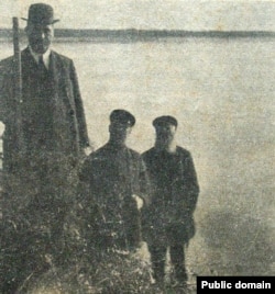 Проханов со спутниками после символической посадки саженцев