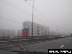 Деякі відновлені житлові будинки в Маруіполі. Російська окупаційна влада переселяє багато громадян Росії до окупованого Маріуполя (фото січня 2024 року)