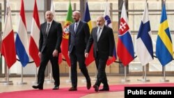 Председатель Европейского совета Шарль Мишель (в центре), президент Азербайджана Ильхам Алиев (слева) и премьер-министр Армении Никол Пашинян. Брюссель, 14 мая 2023 г.