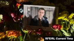 Alekseý Nawalnynyň hatyrasyna Moskwada goýlan gül desseleri. 