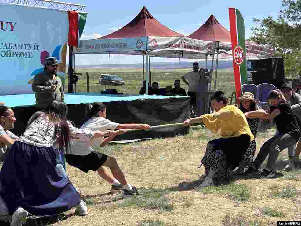 Ирләрдән кызлар да калышмады. Бәхәсле җиңү булды дип алар ике тапкыр канат тартты.