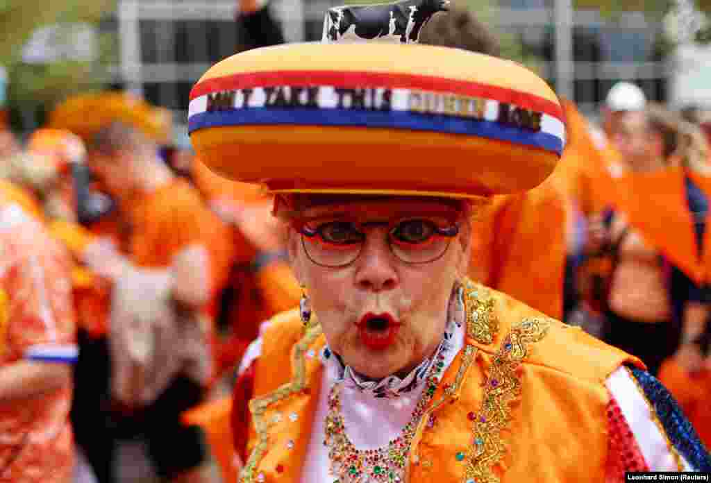 Фанатка сборной Нидерландов ждёт начала матча 1/8 финала против Румынии. Мюнхен, 2 июля. Нидерланды победили со счётом 3:0