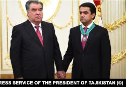 Тәжікстан президенті Эмомали Рахмон ұлы Рустам Эмомалиге медаль тапсырған кез. 2023 жылдың ақпаны.