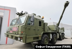 Расейская самаходная гармата «Мальва» на выставе ў Маскоўскай вобласьці, жнівень 2023