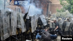 Войници от силите на НАТО в Косово пазят сградата на общината от протестиращите етнически сърби в град Звечан, Косово, 29 май 2023 г.